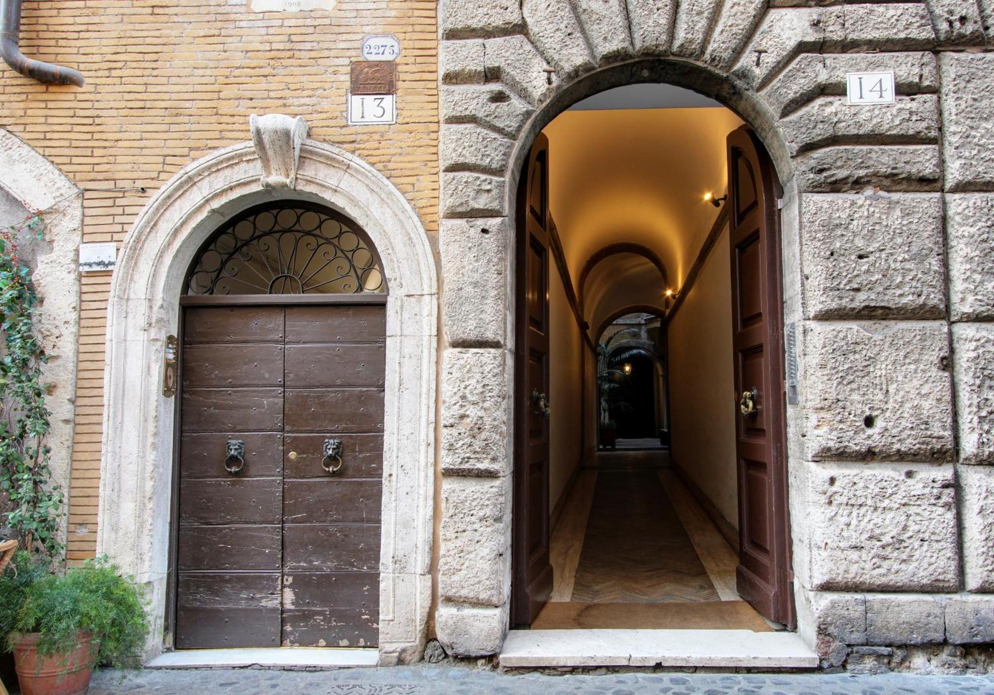 Centro Storico - Palazzo Avila '500 Apartment Rom